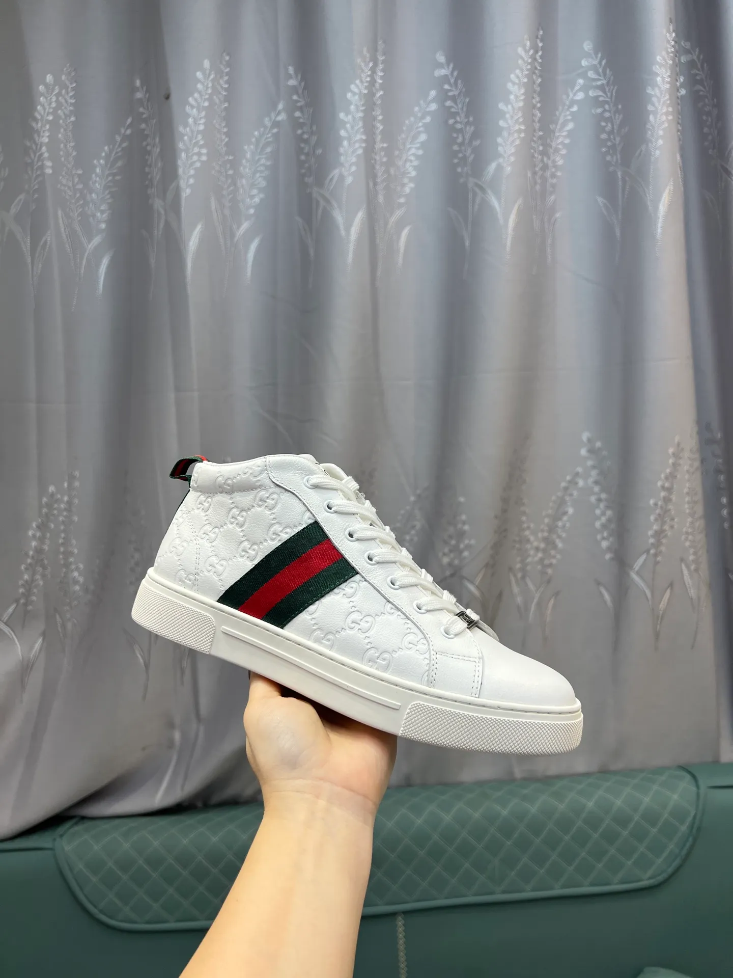Men's men's shoes 💰460 The new high-top GUCCI (Gucci) counters are launched simultaneously. The new men's shoes, 😘fabrics are selected from imported cowhide, and the lining is sheepskin lining. 👍🏿 High-end ☄️ air-cushion molded anti-slip rubber outsole, exquisite lines, simple and elegant, comfortable and high-end for leisure travel. Code number: 38 to 44 (45 can be customized and cannot be returned or exchanged)